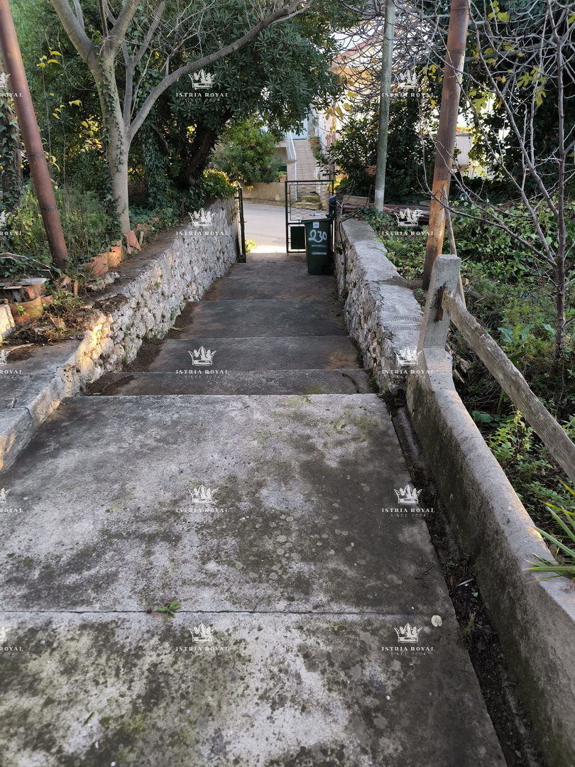 Casa da ristrutturare su terreno con tutte le utenze – ideale per la famiglia